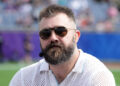 Jason Kelce revela celebridades empolgantes para o podcast ‘New Heights’ esta semana