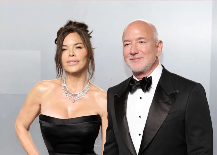 Jeff Bezos e Lauren Sanchez fotografados por celebridades recentemente solteiras Momentos antes do momento tenso no tapete vermelho levar a acusações de que sua nova esposa não tem 'classe'