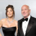 Jeff Bezos e Lauren Sanchez fotografados por celebridades recentemente solteiras Momentos antes do momento tenso no tapete vermelho levar a acusações de que sua nova esposa não tem 'classe'