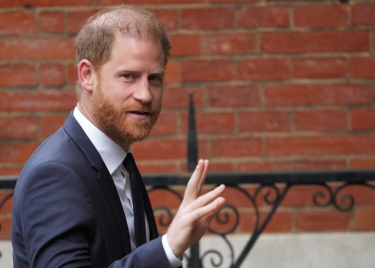 Jornalista do Mail Royal nega alegações de hackers 'absurdas' e diz que as histórias vieram de fontes do círculo íntimo do Príncipe Harry