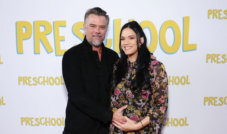 Josh Duhamel embala a barriguinha do bebê da esposa Audra Mari na exibição da pré-escola após compartilhar notícias sobre gravidez | Audra Mari, Josh Duhamel, celebridades grávidas | Notícias e fofocas sobre celebridades | Entretenimento, fotos e vídeos