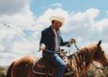 Josh Weathers está fazendo Cowboy Country como Cody Johnson