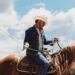 Josh Weathers está fazendo Cowboy Country como Cody Johnson