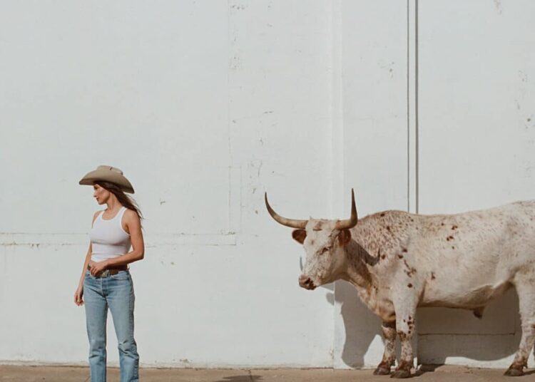 Kacey Musgraves lança novo álbum 'Middle of Nowhere'