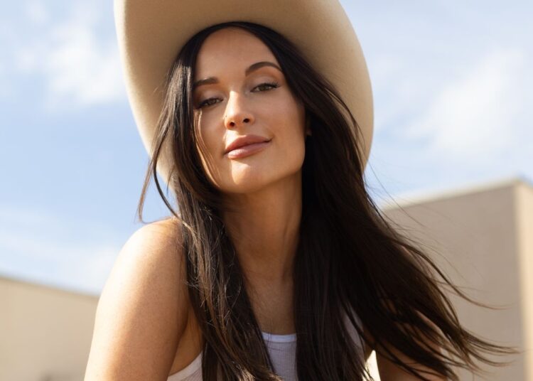 Kacey Musgraves revela novo álbum Middle of Nowhere e single