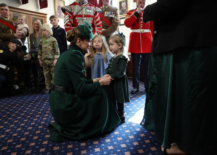 Kate Middleton entra no modo mãe enquanto encanta as meninas comemorando o Dia de São Patrício