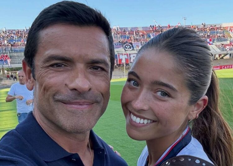 Kelly Ripa e sua filha Lola comemoram o 55º aniversário de Mark Consuelos com fotos de família nunca antes vistas