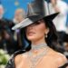 Kim Kardashian está em sua era de showgirl com um macacão ousado para a filmagem