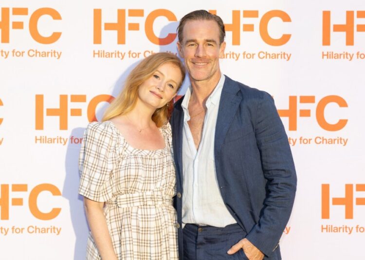 Kimberly Van Der Beek homenageia James Van Der Beek no dia de aniversário