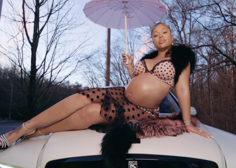 Latto anuncia gravidez e exibe barriguinha de bebê em novo videoclipe