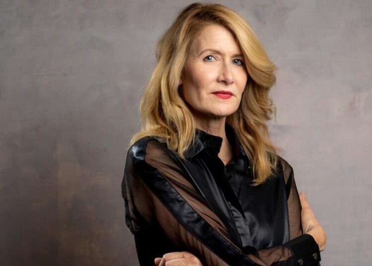 Laura Dern assinou contrato para interpretar repórter na série de TV de Jeffrey Epstein