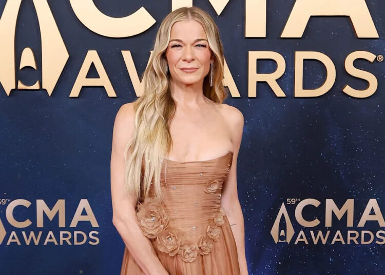 LeAnn Rimes desmorona enquanto passa por uma 'liberação profunda da mandíbula' em um vídeo emocionalmente cru: 'Oh, meu Deus'