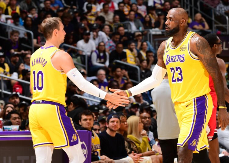 LeBron canta a 'música tema' de Luke Kennard no vestiário do Lakers durante entrevista em novo vídeo de tendência