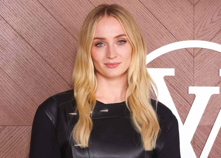 Lesão deixa Sophie Turner de lado, encerrando a produção da série “Tomb Raider”