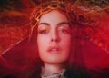 Letra de 'Burial': Anne Hathaway estreia nova música da trilha sonora de 'Mother Mary' | A24, Anne Hathaway, Charli XCX, FKA Twigs, george daniel, Jack Antonoff, Letras, Mother Mary, Filmes, Música | Notícias e fofocas sobre celebridades | Entretenimento, fotos e vídeos