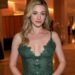 Lili Reinhart fica parcialmente transparente com vestido no vídeo SWIM do BTS