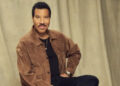 Lionel Richie aconselha celebridades que elas não podem ser ‘famosas e ricas sem as pessoas’