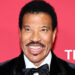 Lionel Richie critica o tratamento que as celebridades dispensam aos fãs quando eles se tornam famosos