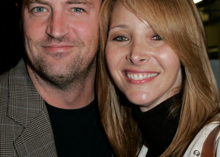 Lisa Kudrow sobre assistir amigos após a morte de Matthew Perry