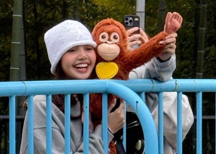 Lisa do Blackpink visitou Viral Monkey Punch no Japão