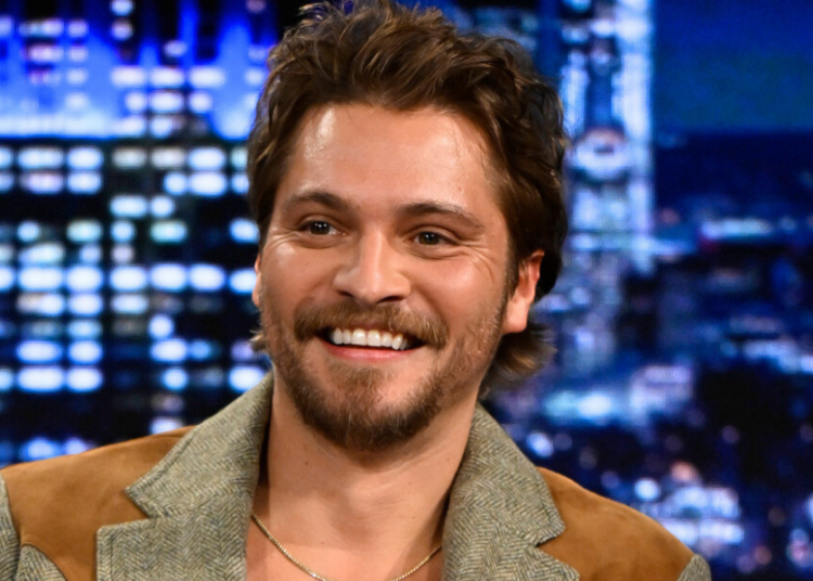 Luke Grimes revela a reação de seu filho ao visual de ‘Marshals’