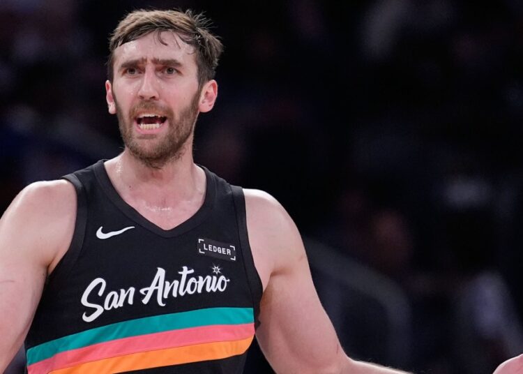 Luke Kornet pede ao Atlanta Hawks que cancele a promoção com um clube de entretenimento adulto