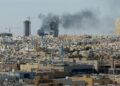 A fumaça sobe acima da cidade, em meio ao conflito EUA-Israel com o Irã, em Riad, na Arábia Saudita. (Reuters)