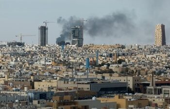 A fumaça sobe acima da cidade, em meio ao conflito EUA-Israel com o Irã, em Riad, na Arábia Saudita. (Reuters)