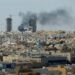 A fumaça sobe acima da cidade, em meio ao conflito EUA-Israel com o Irã, em Riad, na Arábia Saudita. (Reuters)