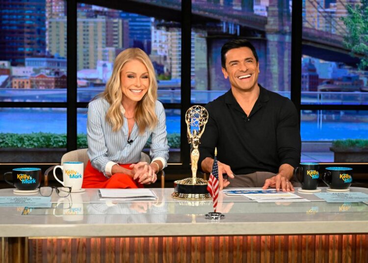 Mark Consuelos diz que talk show com Kelly Ripa está afetando a intimidade no casamento