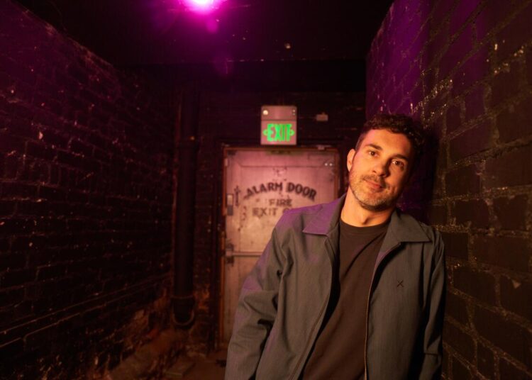 Mark Normand prova que é um mestre em piadas rápidas em novo especial da Netflix