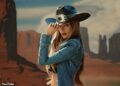 Maura Higgins continua a conquistar a América enquanto usa uma fantasia minúscula de cowgirl para o novo videoclipe do co-estrela de Traidores, Eric Lam