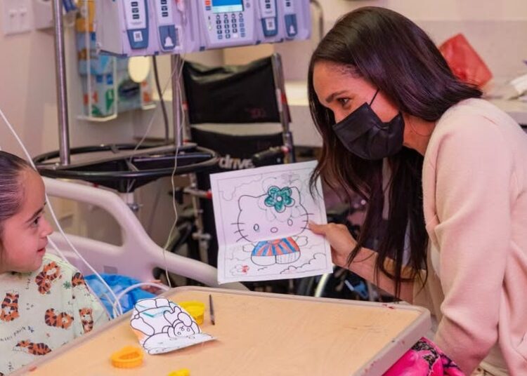 Meghan Markle faz uma visita surpresa ao hospital infantil de Los Angeles