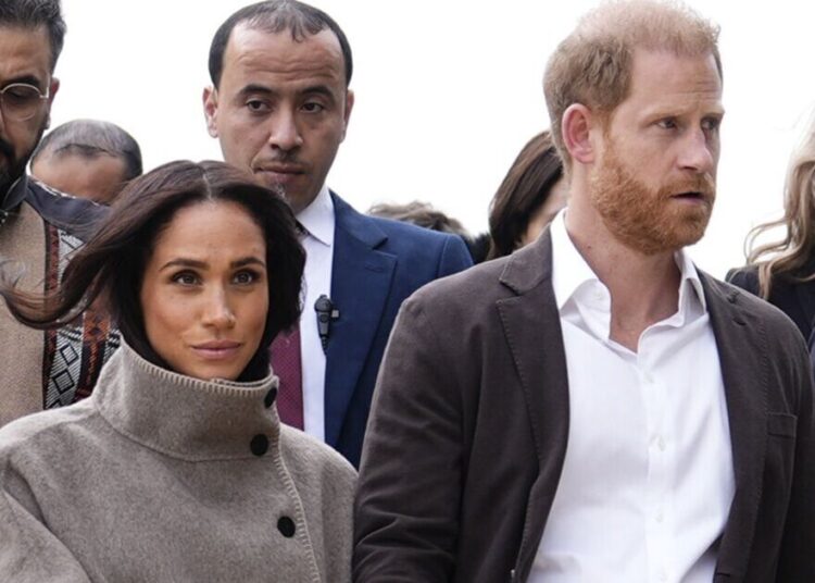 Meghan Markle zombou por ‘agarrar-se ao Príncipe Harry’ | Real | Notícias