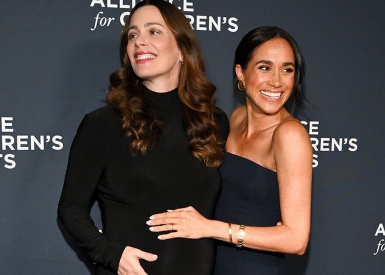 Meghan embala a barriga crescente de sua amiga em evento em Beverly Hills | Real | Notícias