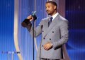 Michael B. Jordan chega ao tapete vermelho do Oscar 2026 – Veja as fotos