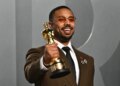 Michael B. Jordan visita In-N-Out após vitória no Oscar