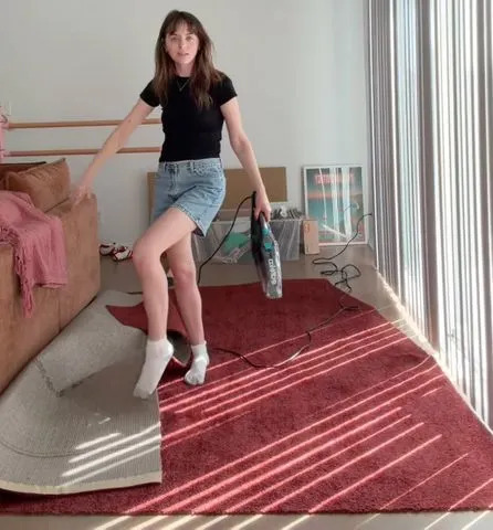 Mulher de Hollywood decora apartamento com tapete vermelho do Oscar encontrado em uma lixeira – e um vencedor agora quer restos de lembranças