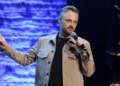 Nate Bargatze sobre a aposentadoria da comédia, a turnê 'Big Dumb Eyes' e sua surpreendente fobia de guardanapos
