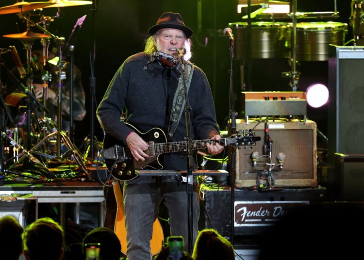 Neil Young tem 8 músicas em um novo álbum com o Chrome Hearts