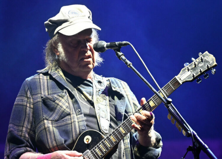 Neil Young trabalhando em novo álbum com The Chrome Hearts para escapar da América de Donald Trump