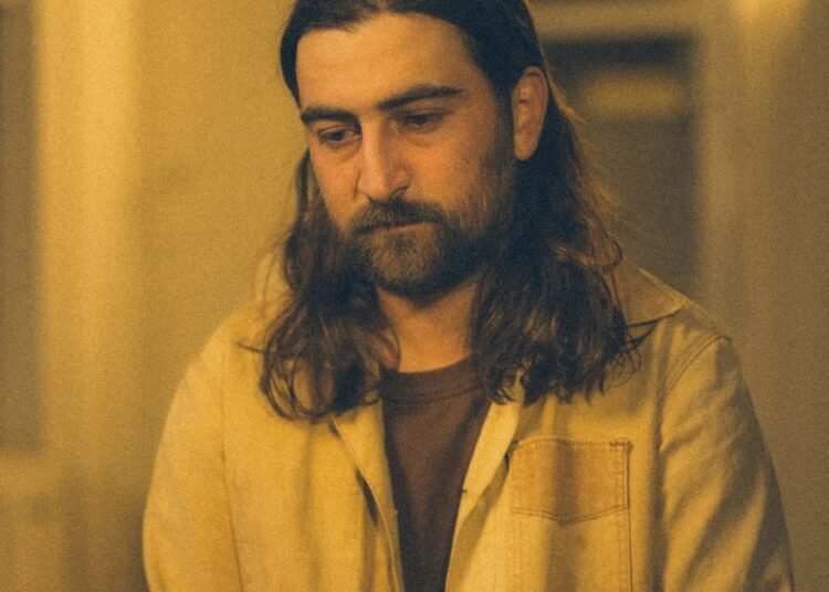 Noah Kahan considera o peso da fama em ‘Porch Light’
