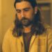 Noah Kahan considera o peso da fama em ‘Porch Light’