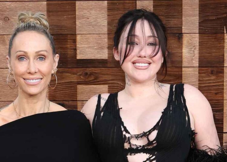 Noah e Tish Cyrus fazem aparição rara após drama familiar