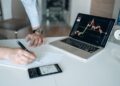 O CEO da Dolphin Entertainment (DLPN) continua comprando ações da empresa