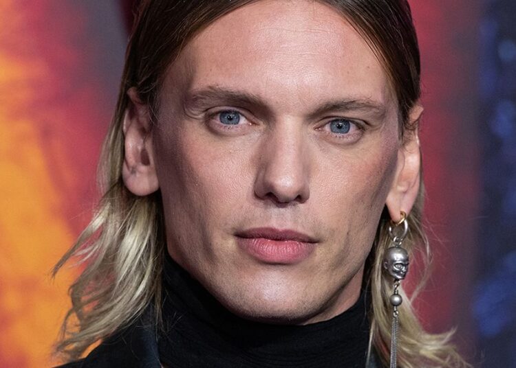 O ator de Stranger Things, Jamie Campbell Bower, lança nova música