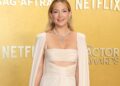 O biquíni de Kate Hudson toma conta da foto à beira da piscina em meio à temporada de premiações
