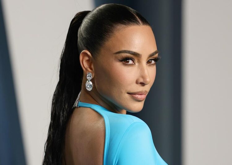 O cabeleireiro de Kim Kardashian usou esta escova desembaraçadora de US $ 21 em seu cabelo 'arrebatado' da festa do Oscar