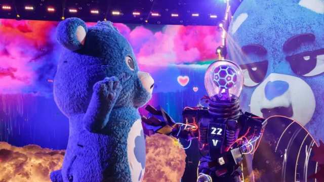 O cantor mascarado Care Bears Night revela estrela do futebol como alta tensão