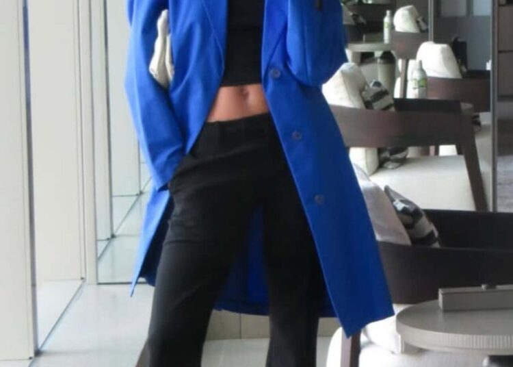 O casaco azul brilhante de Hailey Bieber é Jil Sander 2011